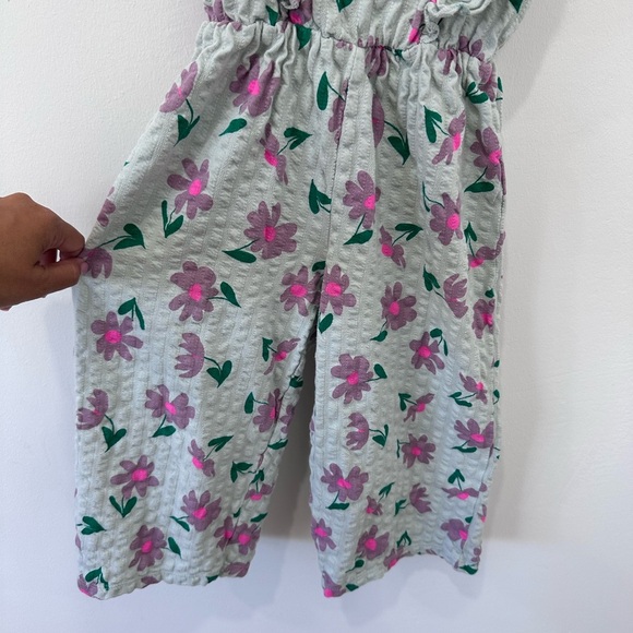 Zara Kids Floral Jumpsuit with a Vneck Back and Ruffle Shoulder Accents - 6 yrs - Picture 3 of 11